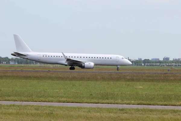 Ghj Stobart Air Embraer Erj 190Ar Aeronaves Que Aterrizan Polderbaan — Foto de Stock