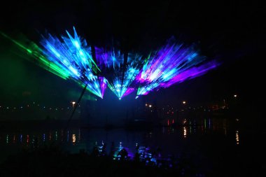 Hollanda, Nieuwerkerk aan den Ijssel - 21 Eylül 2019 - Küçük gemiler geçit töreni ile kamu sokak ve su kamu ücretsiz olay sırasında Lazer gösterisi