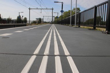Hollanda'da istasyon Lansingerland Zoetermeer üzerinde tasarruf yönünü hissetmek için kör insanlar için platformda Rehberlik hatları