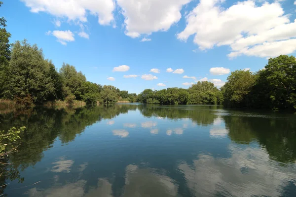 Nubes Cúmulos Blancos Cielo Azul Que Reflejan Superficie Del Agua — Foto de Stock