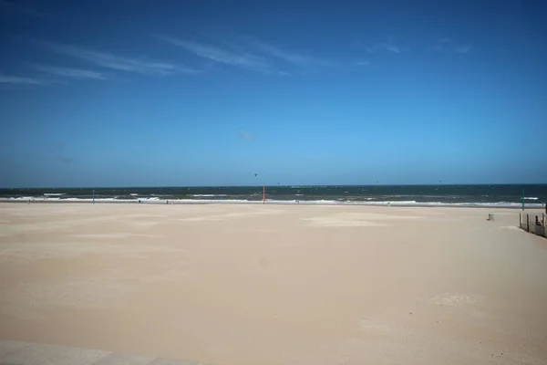 Heldere Blauwe Lucht Boven Noordzee Met Leeg Strand Als Gevolg — Stockfoto