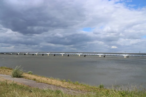 Donkere Wolken Boven Hollands Diep Water Met Treinbruggen Erover Genaamd — Stockfoto