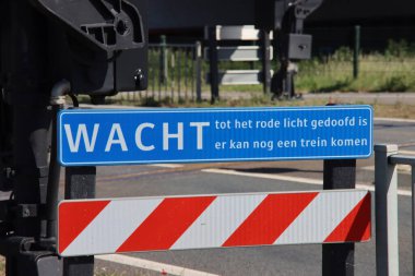 Waddinxveen 'deki demiryolu kavşağında R-NET treni için kırmızı ışık sönene kadar bekleyin uyarısı