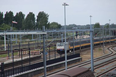 Şehirlerarası doğrudan Hollanda 'daki Lage Zwaluwe tren istasyonuna gidiyor.