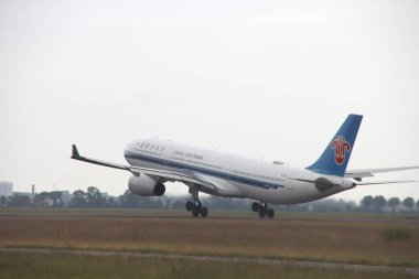 China Southern Airlines 'ın B-1063 plakalı Airbus' u Amsterdam Havaalanı 'nın Polderbaan şeridini alıyor.