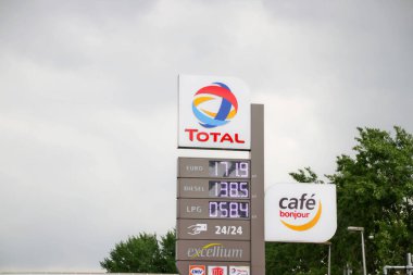Benzin, dizel ve LPG fiyatları Hollanda 'da litre başına avro fiyatlarıyla Total' dan bir benzin pompasında