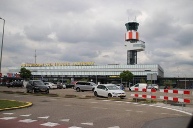 Rotterdam 'ın ana binası Lahey Havalimanı üzerinde kara bulutlar var.