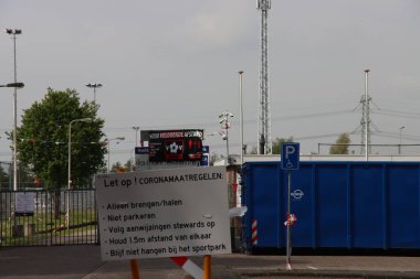 Hollanda 'daki Nieuwerkerk futbol kulübünde COVID-19 Corona krizi sırasındaki uzaklık kurallarını uyarmak için beyaz tabela