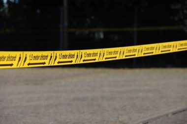 Hollanda dilinde 1.5 metre uzunluğunda plastik sarı bant, Corona covid-19 krizi nedeniyle insanları uzak tutmak için kullanılıyor.