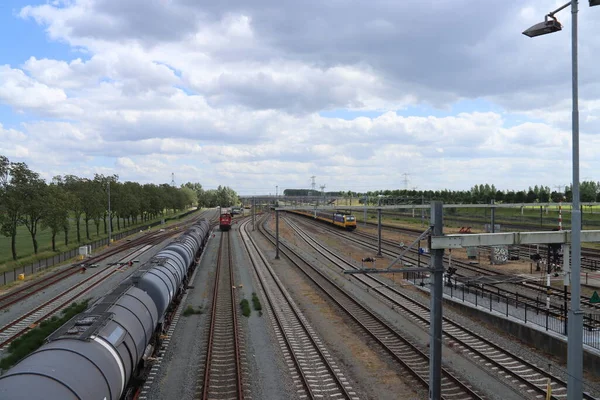 DB lokomotifi NS istasyonu Lage Zwaluwe 'daki marshalling sahasında duruyor.