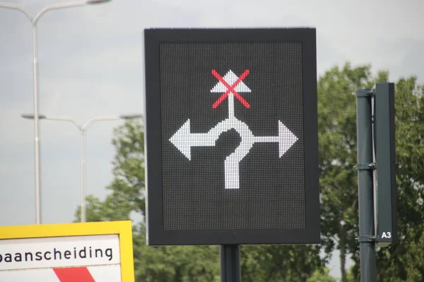 LED ışıklandırmalı modern trafik levhası, Gouda 'daki Julianasluis' e açılan yolu gösteriyor.