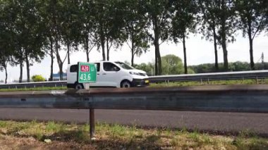 Hollanda 'daki A20 otoyolunda arabalar sürüyor.