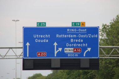 Gouda ve Utrecht otoyolunda mavi ve beyaz yönlü yön işareti E19 'da A20 / E25 ve Breda