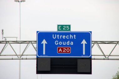 Gouda ve Utrecht ron otobanı A20 / E25 yönünde yön işareti 