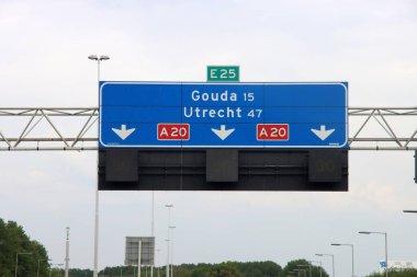 Gouda ve Utrecht ron otobanı A20 / E25 yönünde yön işareti 