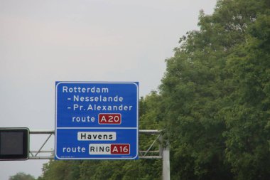 Rotterdam Nesselande istikametinde yön tabelası, Prins Alexanderon otoyolu A20. 