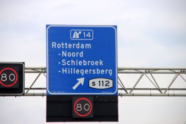 Rotterdam Noord, Schiebroek ve Hilligersber S112 'de mavi ve beyaz yönlü işaret A20 otoyolunda hız limitleri var.