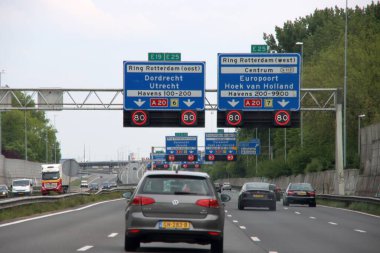 Breda ve Rotterdam istikametinde A13 ve Europoort otoyollarında hız limitleri olan mavi ve beyaz istikamet işareti.