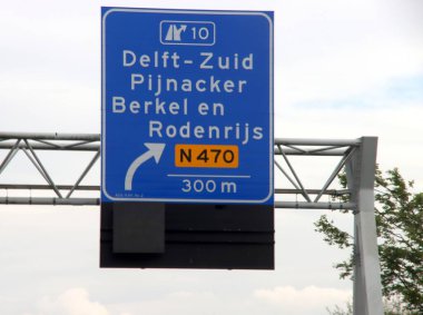 A13 numaralı otoyolda mavi beyaz istikamet Delft Zuid.