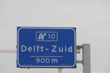 A13 numaralı otoyolda mavi beyaz istikamet Delft Zuid.