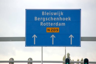 N209 'da Rotterdam ve Bergschenhoek istikametinde mavi-beyaz yön işareti.