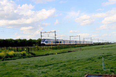 Gouda ve Rotterdam arasındaki Moordrecht tren yolunda SLT yerel banliyö treni