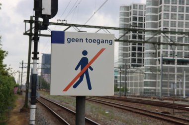 Tren istasyonu Den Haag Laan van NOi 'nin sonunda Geen Toegang (Geçiş Yasak)' ı imzalayın.