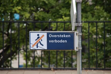 İngilizce olarak tren istasyonu Den Haag Laan van NOI 'dan geçmeyin.