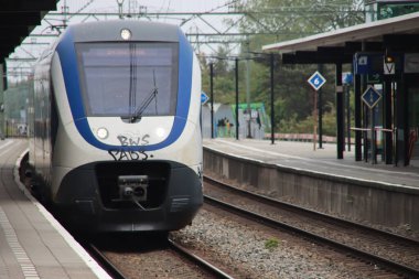 Den Haag Laan van NOI tren istasyonu platformu boyunca bir SLT yerel banliyö koşucusu
