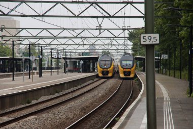 Tren istasyonu Den Haag Laan van NOI boyunca iki VIRM çift katlı şehirlerarası tren.