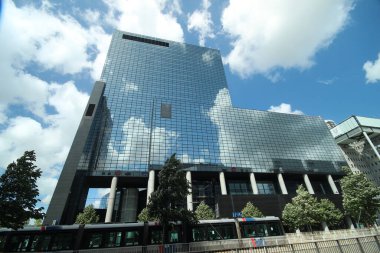 Rotterdam 'ın merkezindeki Delftse Poort ofisinin ayna camına yansıyan güneş ve bulutlar.