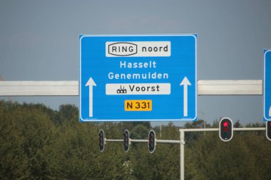 Mavi yön işareti Zwolle 'daki N331' de Hasselt ve Genemuiden 'a gidiyor.