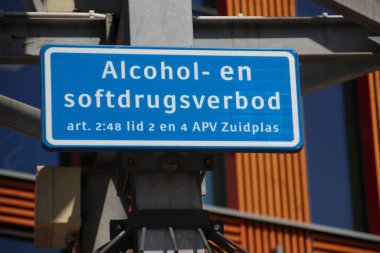 Zuidplas belediyesindeki belediye yönetmeliğine dayanan alkol ve hafif uyuşturucu yasağı uyarısıyla imzala