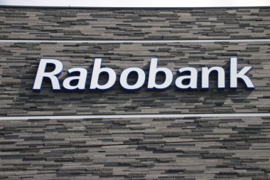 Rabobank Bankası logosu Hollanda 'daki Gouda ofisindeki binasında.