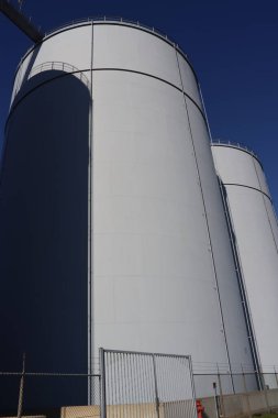 Rotterdam Botlek Limanı 'ndaki Koole terminalinde petrol ve kimyasal tanklar.
