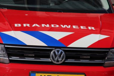 İtfaiye ekiplerinin araçları Rotterdam Rijnmond 'daki merkez ofisin önüne park edildi.