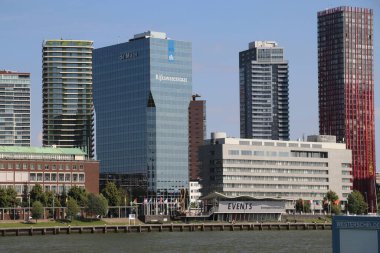 Nieuwe Maas boyunca Maastoren, Rotterdam 'daki Rijkswaterstaat' ın ofisi.