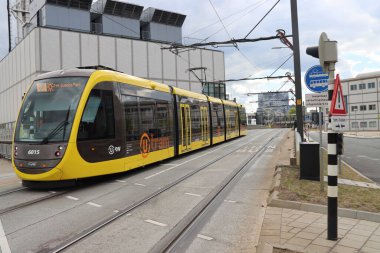 Utrecht 'teki U-OV' nin sarı tramvay tramvayı Uithoflijn 'in bir parçası olarak, büyük maliyet aşımına uğramış kontrat projesi 
