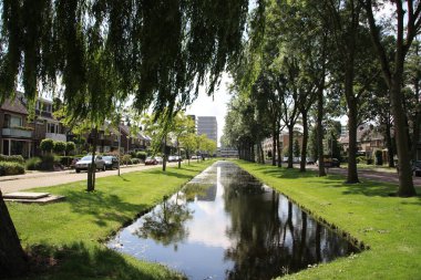 Güneşli bir günde, Nieuwerkerk köyündeki Singel kanalında su.