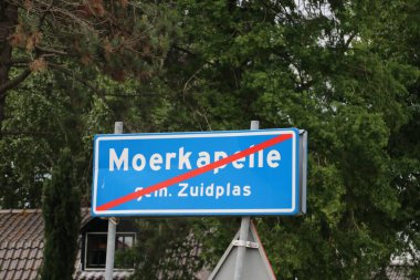 Hollanda 'daki Moerkapelle belediyesi Zuidplas' a ait olduğunu gösteren beyaz metin ve kırmızı çizgili mavi tabela.
