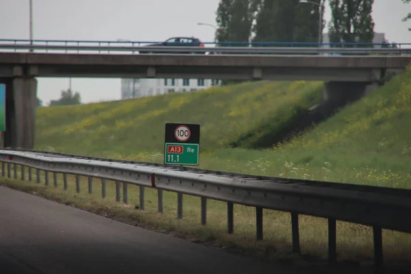 高速道路A13に沿ってオランダで昼と夜の時間のためのスピードサイン — ストック写真