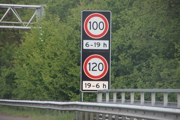 Znak Prędkości Dla Godzin Dziennych Nocnych Holandii Wzdłuż Autostrady A13 — Zdjęcie stockowe