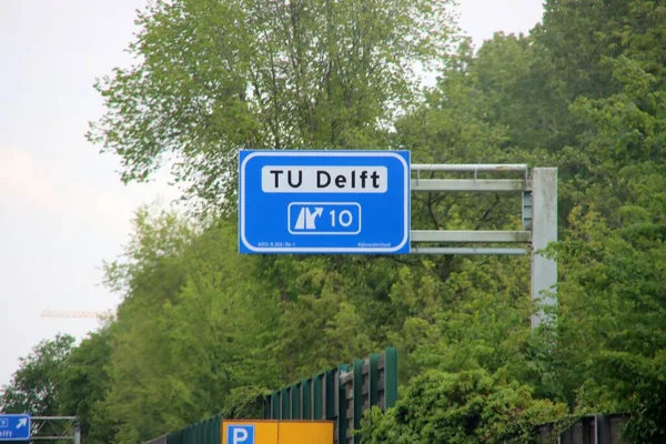 Señal Dirección Azul Blanco Con Rumbo Universidad Técnica Delft Autopista —  Fotos de Stock