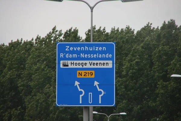 Kierunek Znak Niebieski Biały Kierunek Zevenhuizen Rotterdam Nesselande Drodze Regionalnej — Zdjęcie stockowe
