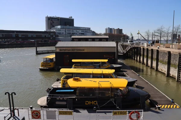 Malé Vodní Taxi Lodě Molu Přístavu Rotterdam Nizozemsko — Stock fotografie