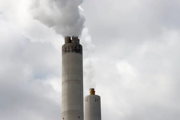 Vapor Agua Proviene Las Chimeneas Del Incinerador Residuos Aeb Oeste —  Fotos de Stock