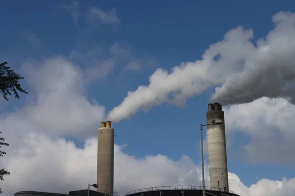 Vapor Agua Proviene Las Chimeneas Del Incinerador Residuos Aeb Oeste —  Fotos de Stock