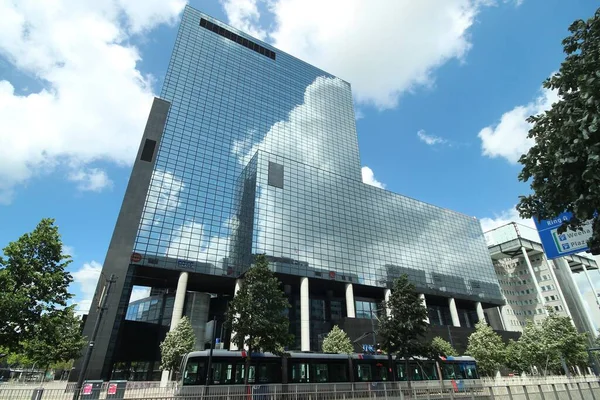 Nap Felhők Tükröződik Tükör Üveg Iroda Delftse Poort Központjában Rotterdam — Stock Fotó