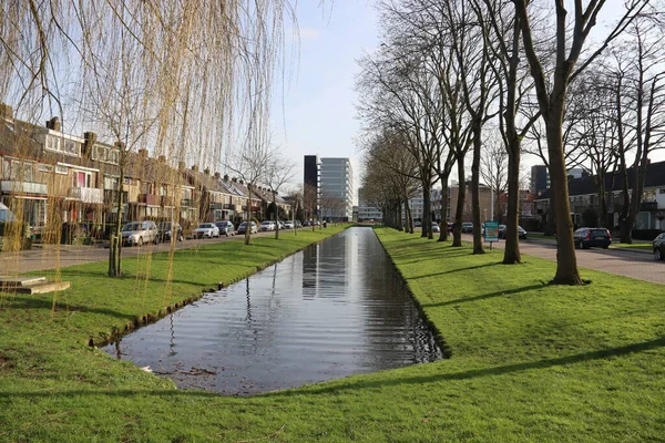 Víz Csatornában Singel Faluban Nieuwerkerk Aan Den Ijssel Egy Napsütéses — Stock Fotó