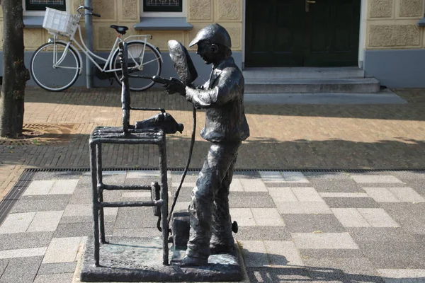 Статуя Кузнеца Чугуне Держащего Два Ключа Герб Муниципалитета Ваддинксвен Нидерландах — стоковое фото